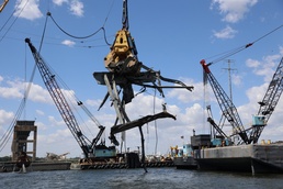‘Chessy and Gus’ wrestle with 90-ton piece of Baltimore bridge steel