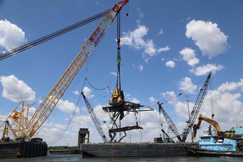 ‘Chessy and Gus’ wrestle with 90-ton piece of Baltimore bridge steel