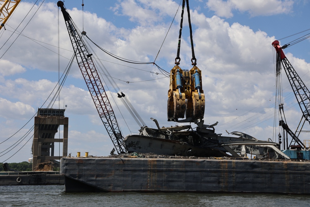 ‘Chessy and Gus’ wrestle with 90-ton piece of Baltimore bridge steel