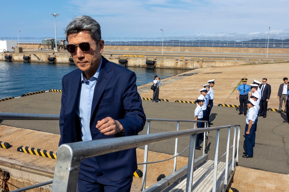 USCGC Waesche welcomes aboard Mayor of Pohang, Korea Coast Guard Leaders