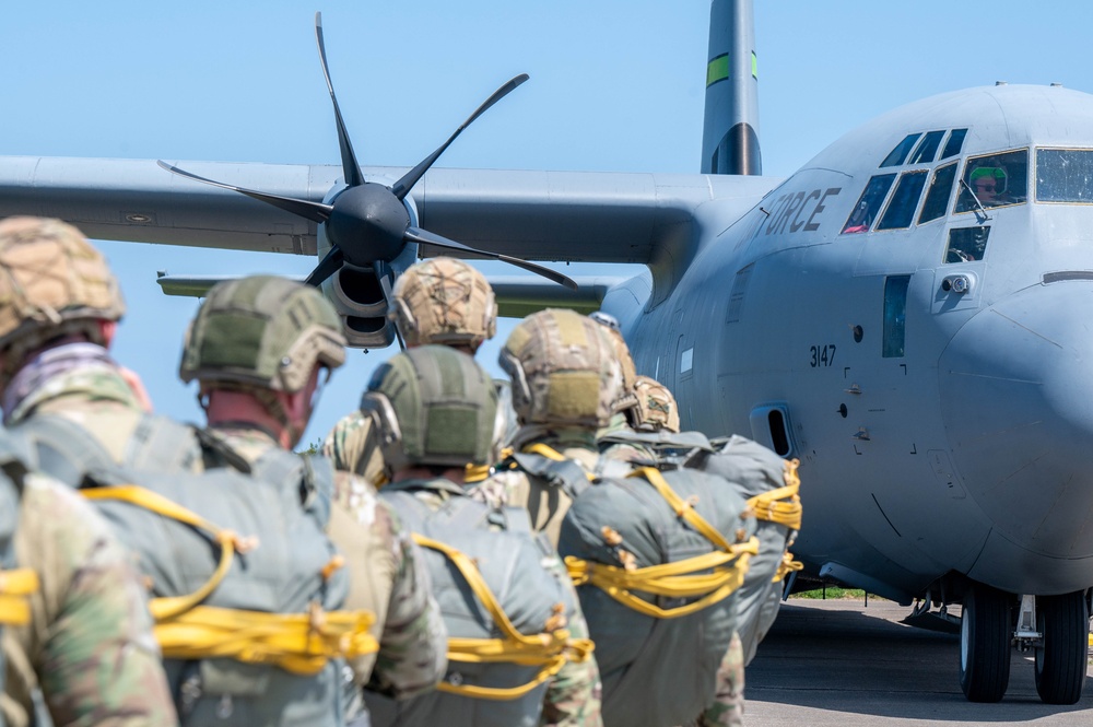 Members of the 101st Airborne Division honor fallen service members