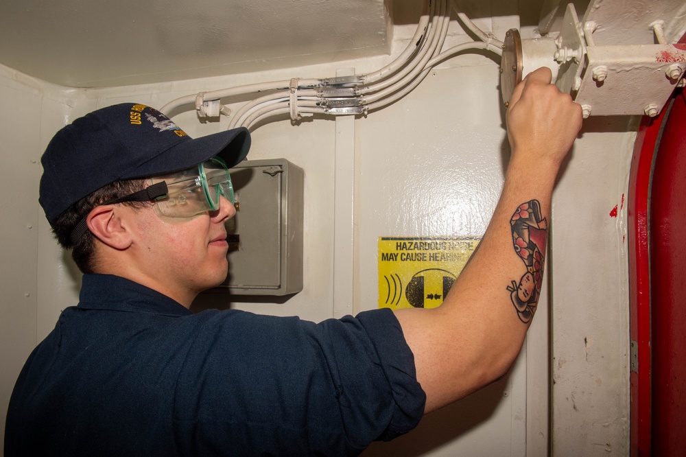USS Ronald Reagan (CVN 76) Sailors conduct  routine maintenance