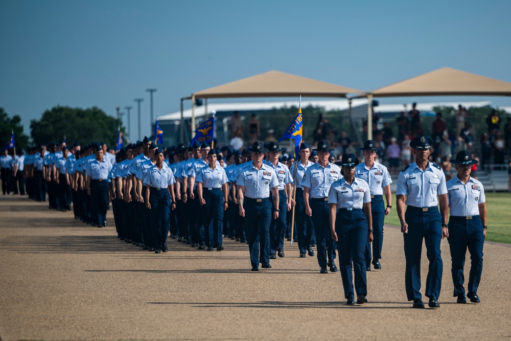 BMT recognized WW II Veterans