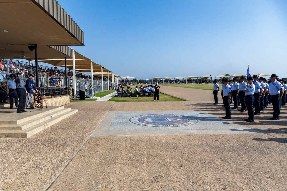 BMT recognized WW II Veterans