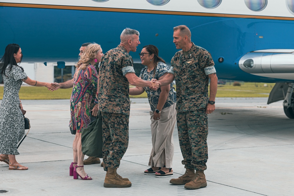 DVIDS - Images - CMC arrives at MCAS New River [Image 3 of 5]