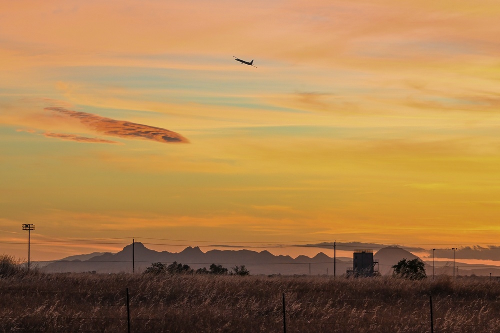 U-2 Dragon Lady flies during dusk