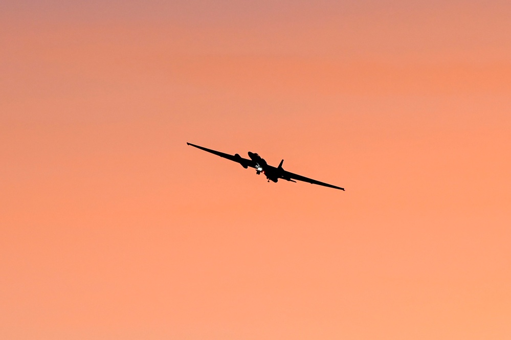 U-2 Dragon Lady flies during dusk