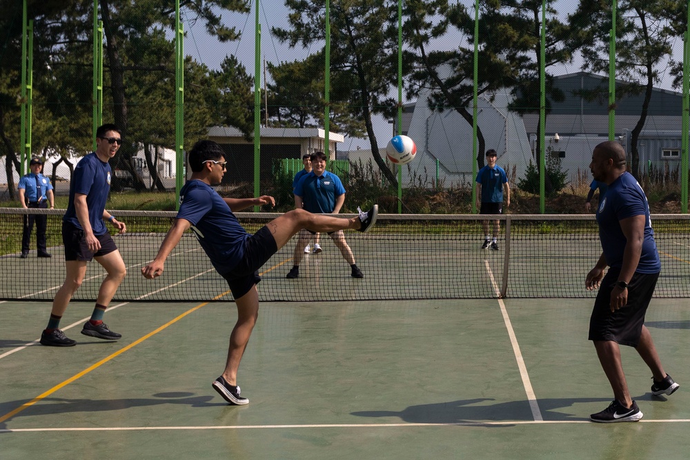 U.S. and Republic of Korea Coast Guardsmen sports day