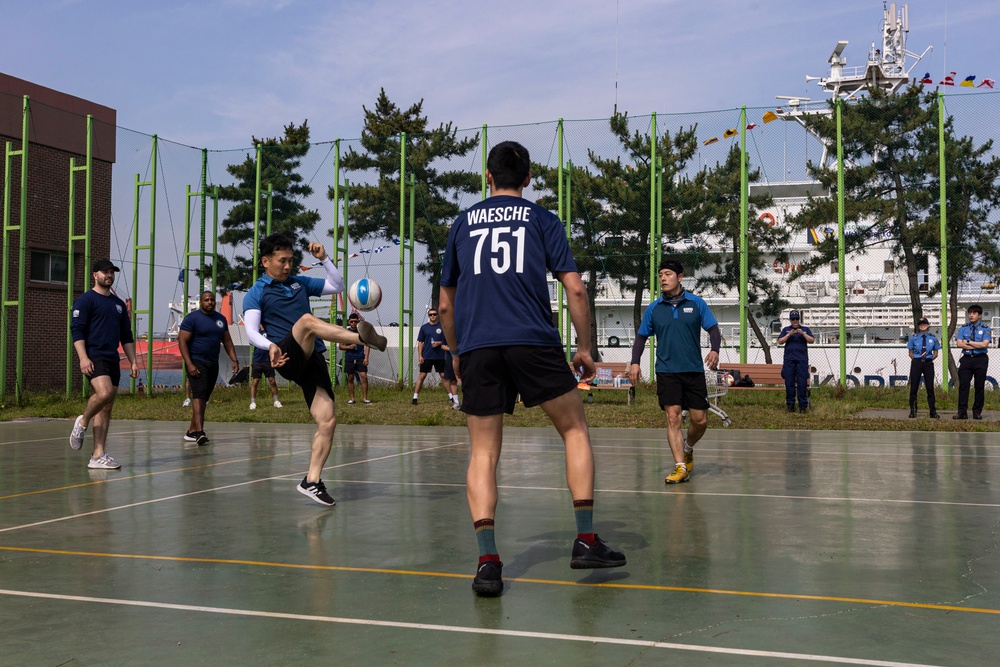 U.S. and Republic of Korea Coast Guardsmen sports day