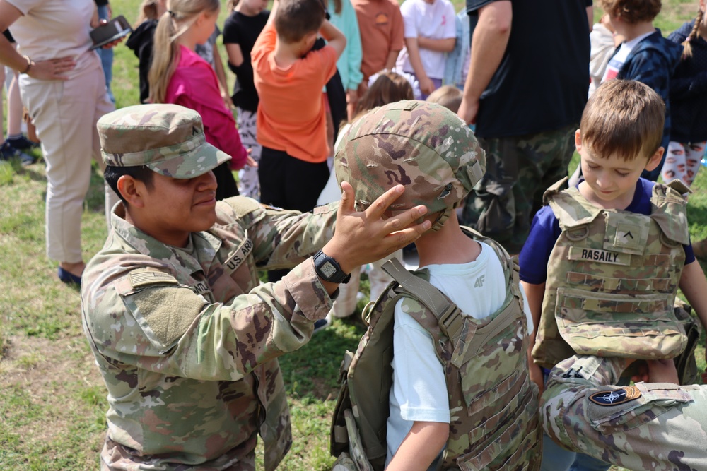 Medics of 2-12 Cavalry Regiment visit local school, teach life-saving skills