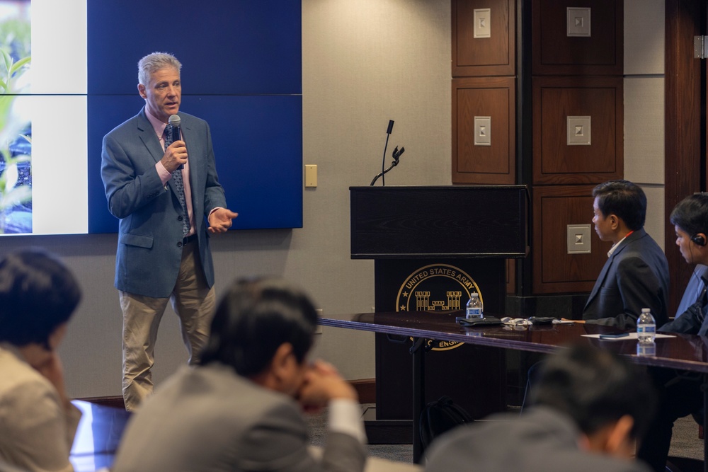 USACE hosts Vietnamese Delegation