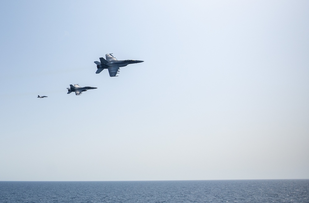 CSG-2 Commander Conducts Final Flight in the Red Sea