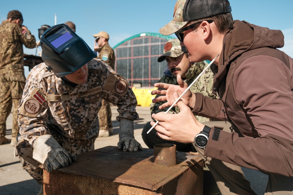 MDSU 2 and Latvian Divers train during BALTOPS 24