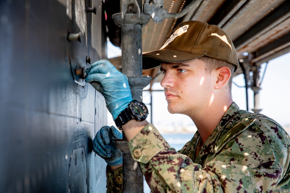 DVIDS - Images - USS Santa Fe Sailors [Image 9 of 26]