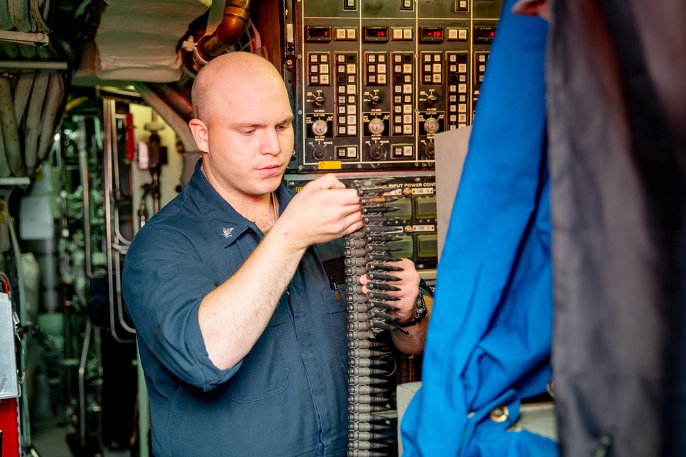 DVIDS - Images - USS Santa Fe Sailors [Image 10 of 26]