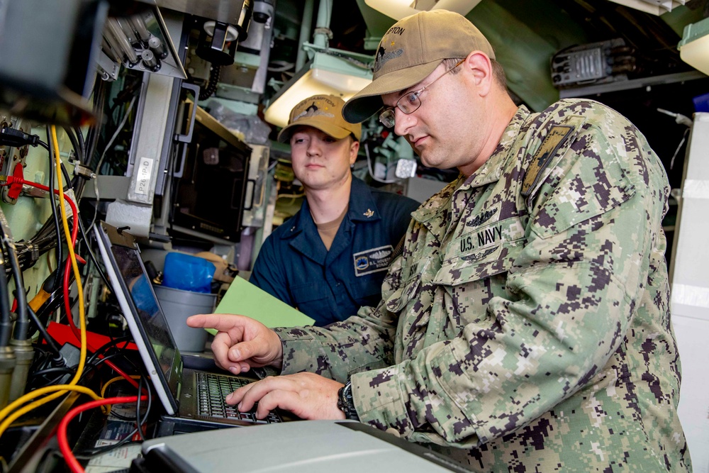 DVIDS - Images - USS Hampton Sailors [Image 16 of 26]