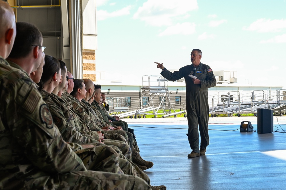 Gen. Minihan visits Niagara