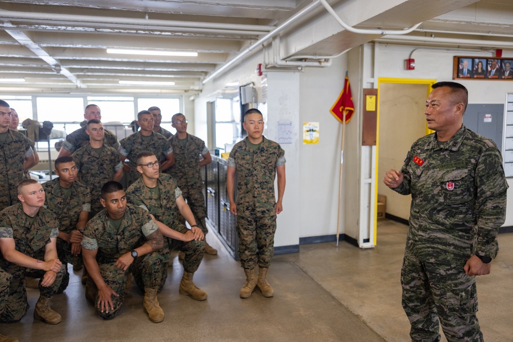 Republic of Korea Sgt. Maj. Visits MCRD San Diego