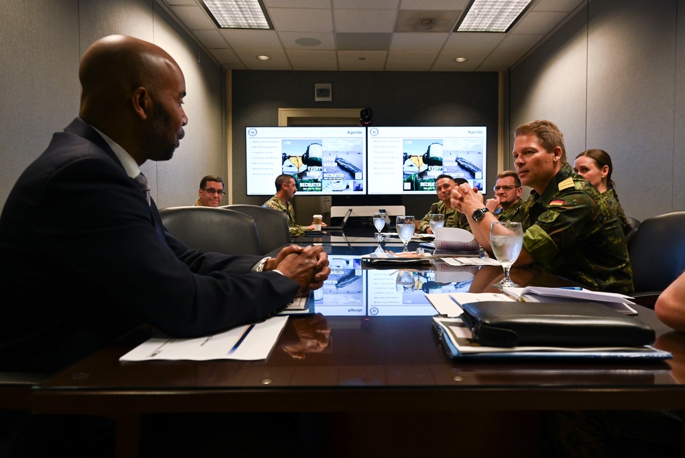 Commander, Navy Recruiting Command welcomes German Armed Forces Recruiting Department