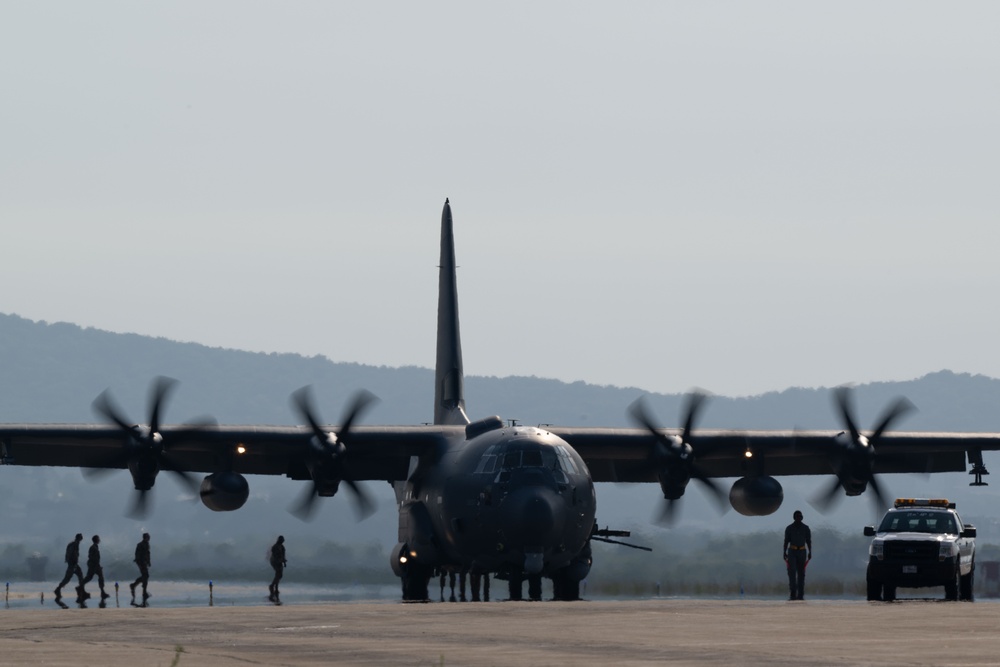 U.S. Navy and Air Force special operations personnel conduct routine training in the Republic of Korea