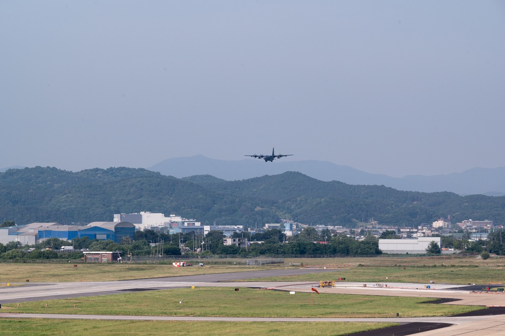 U.S. Navy and Air Force special operations personnel conduct routine training in the Republic of Korea