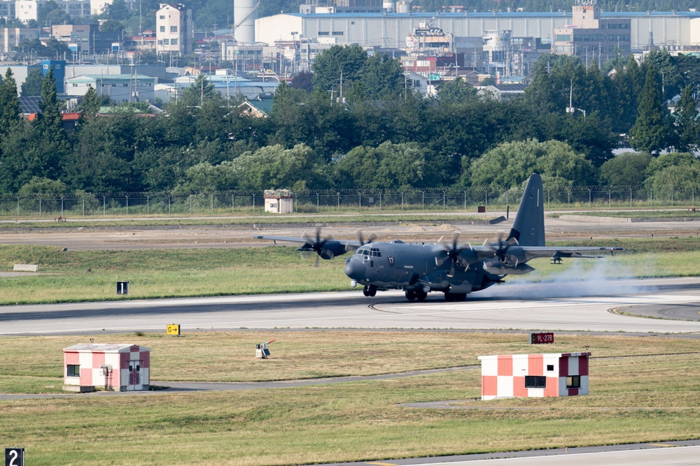 U.S. Navy and Air Force special operations personnel conduct routine training in the Republic of Korea