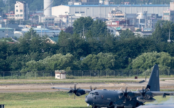 U.S. Navy and Air Force special operations personnel conduct routine training in the Republic of Korea