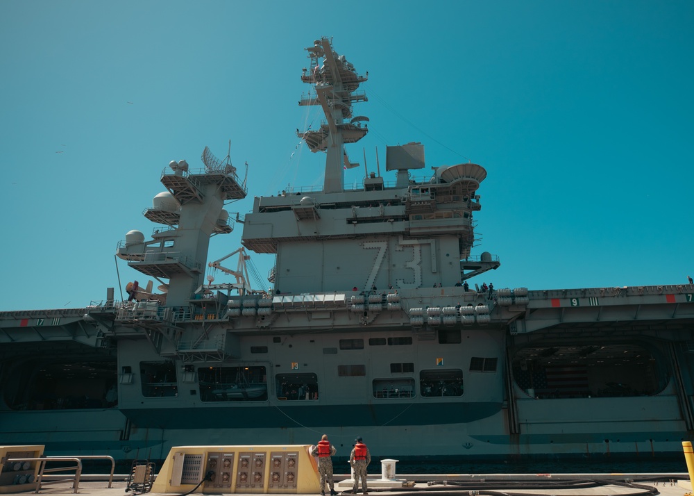 USS George Washington (CVN 73) Pulls Into Naval Station Mayport