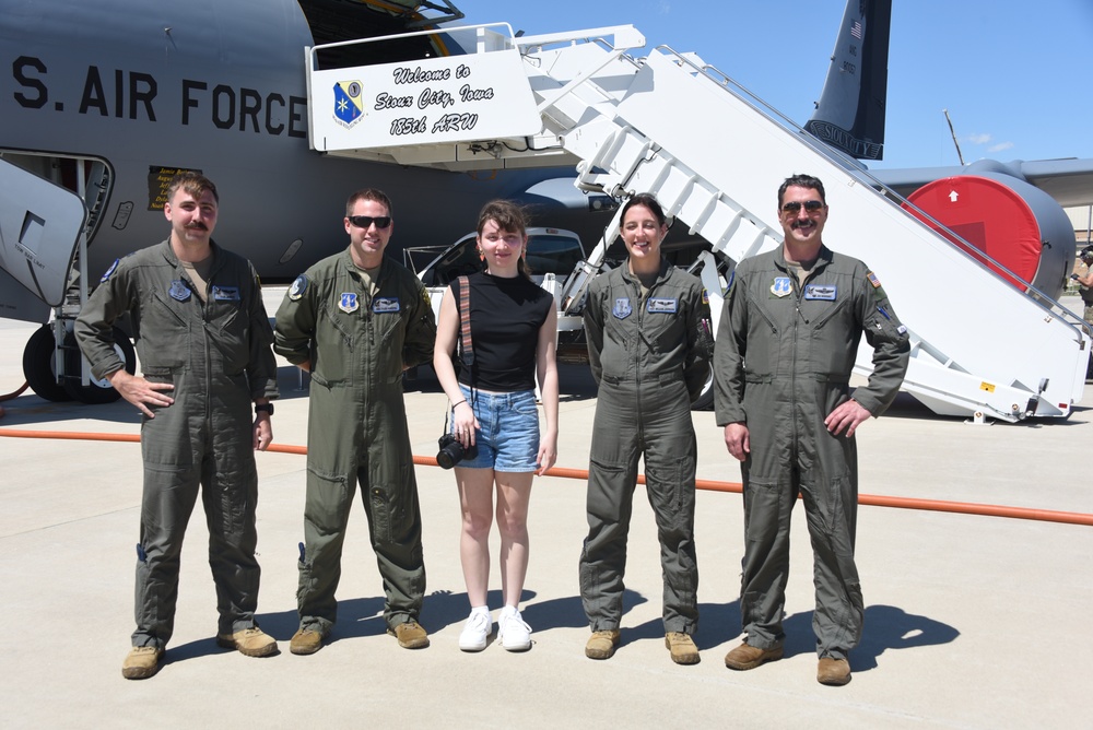 Sioux City Journal reporter poses with 185th ARW aircrew