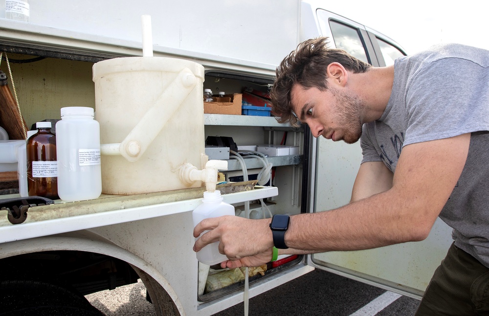 Omaha District conducts water quality operations at Cunningham Lake