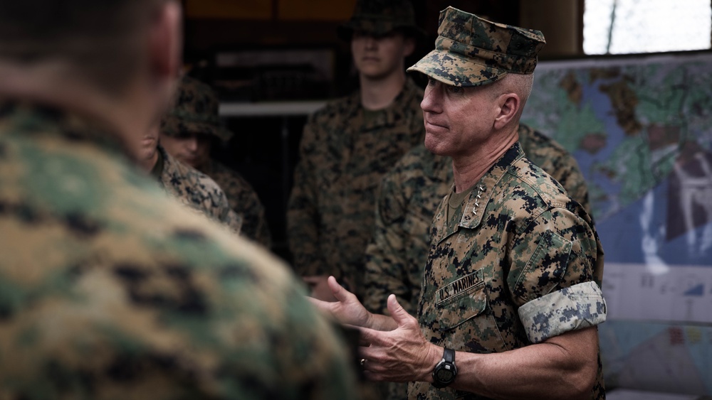 CMC and SMMC visit 1st Battalion, 2d Marine Regiment, 2d Marine Division