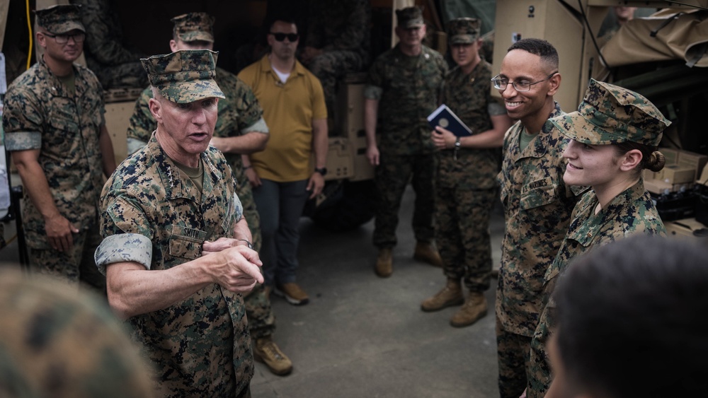 CMC and SMMC visit 1st Battalion, 2d Marine Regiment, 2d Marine Division