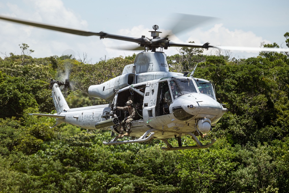 III MEF Marines participates in a Fast Rope Master Course