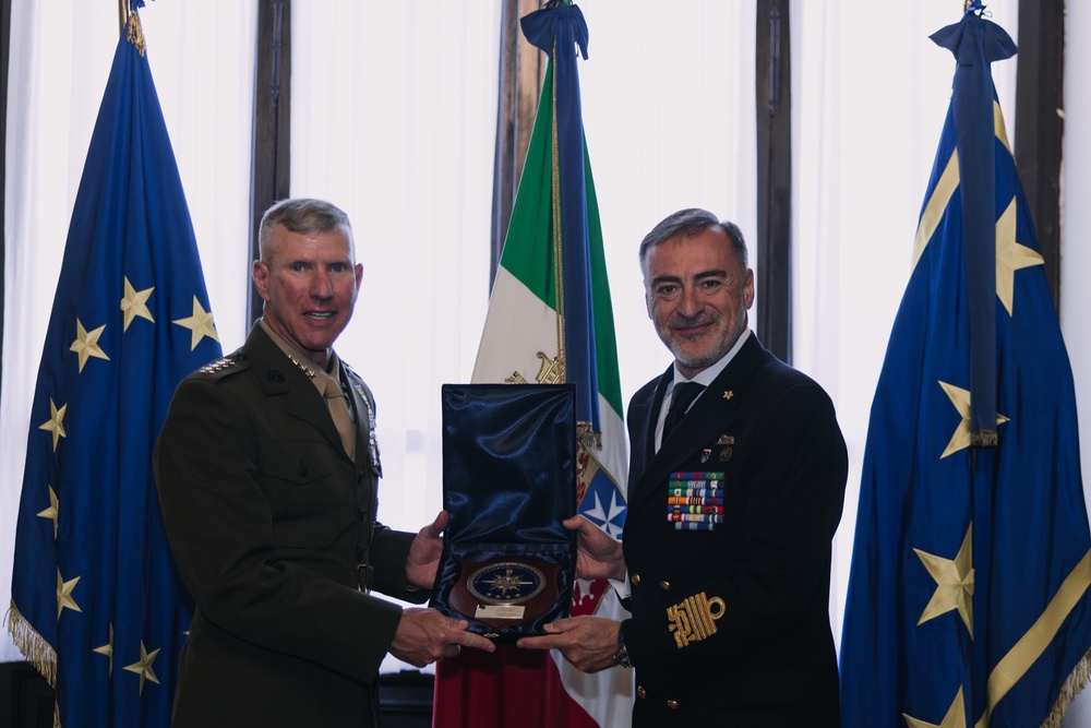 Commandant, Gen. Smith, meets with Chief of Italian Navy