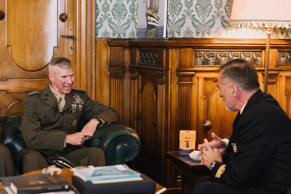 Commandant, Gen. Smith, meets with Chief of Italian Navy