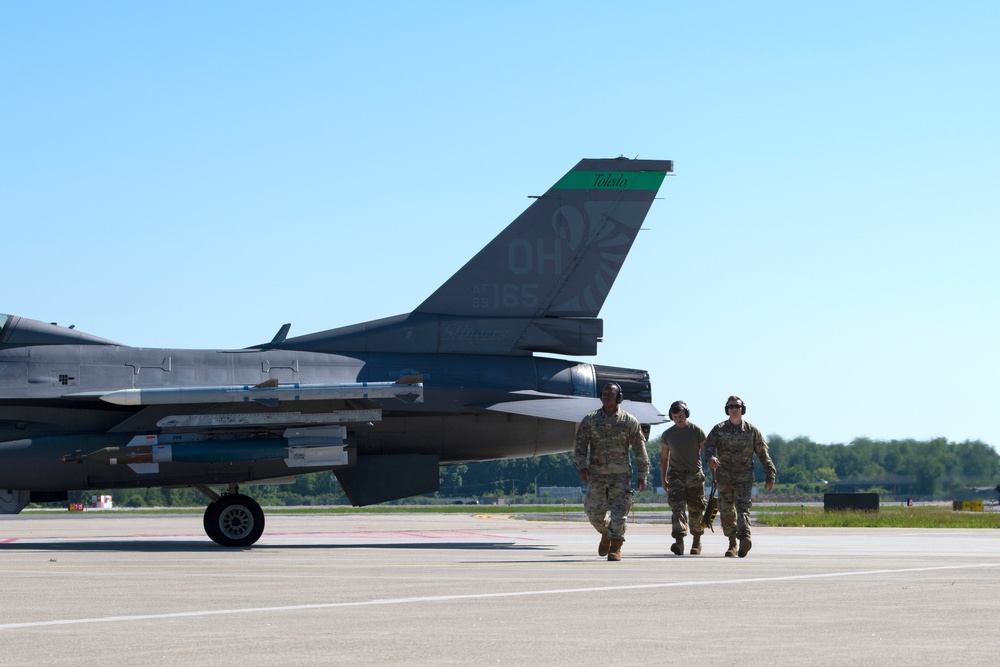 180FW Airmen Arming Weapons