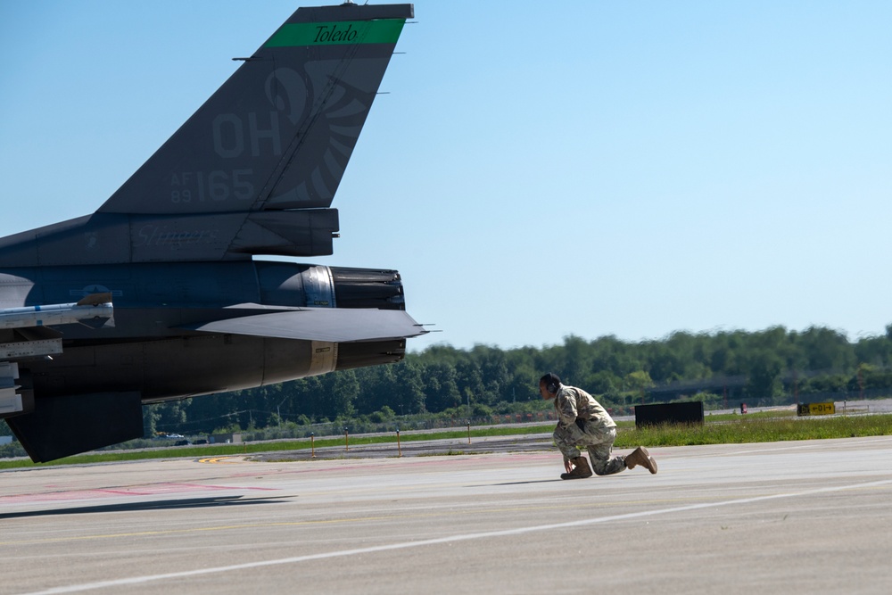 180FW Airmen Arming Weapons