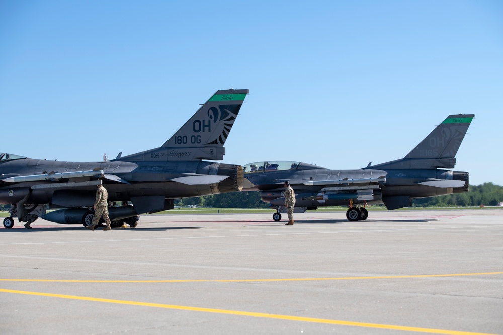 180FW Airmen Arming Weapons