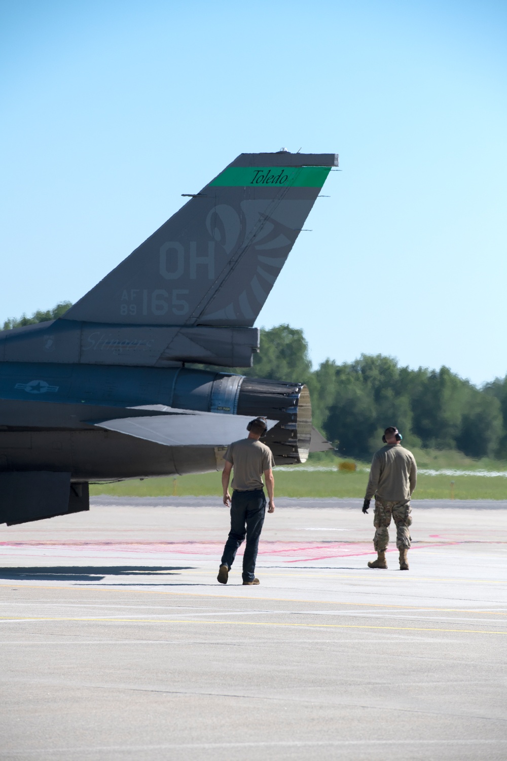 180FW Airmen Arming Weapons