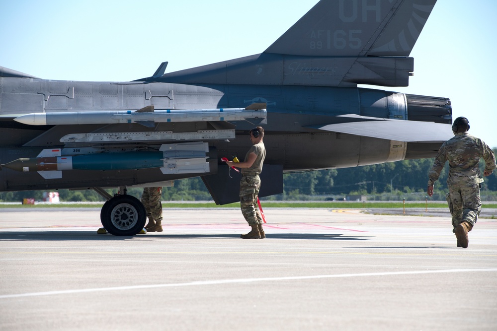 180FW Airmen Arming Weapons