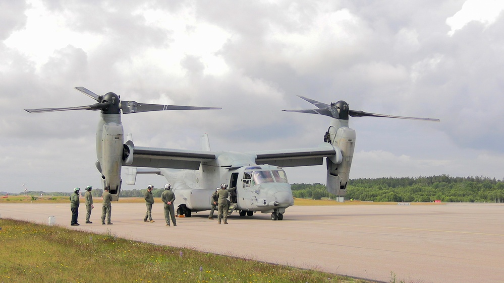 VMM-365 (REIN), 24th MEU (SOC) Trains with French Special Forces