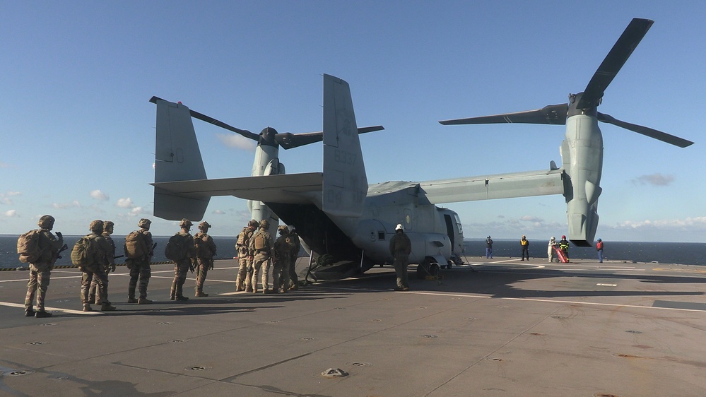 VMM-365 (REIN), 24th MEU (SOC) Trains with French Special Forces
