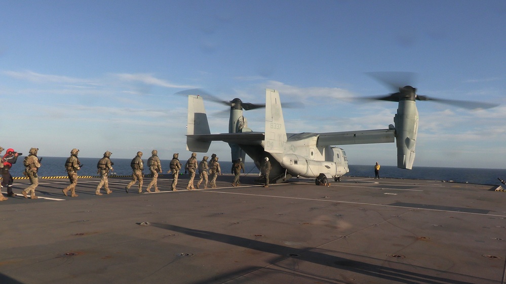 VMM-365 (REIN), 24th MEU (SOC) Trains with French Special Forces