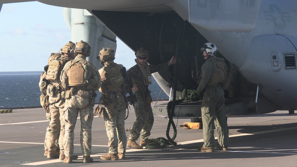 VMM-365 (REIN), 24th MEU (SOC) Trains with French Special Forces