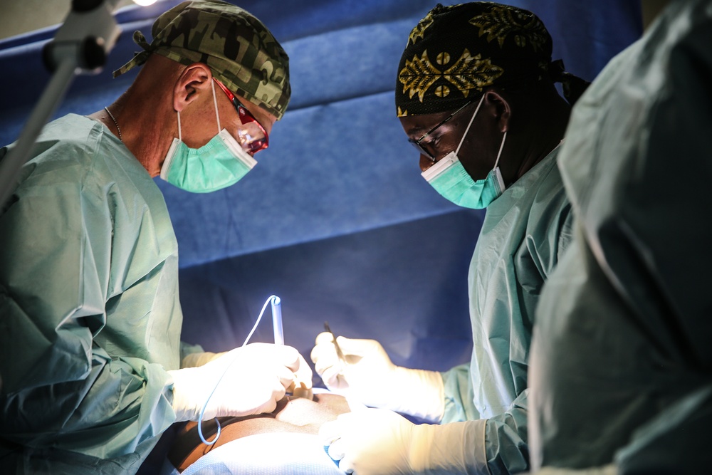 US surgeons work alongside Chadian Armed Forces during medical readiness exercise