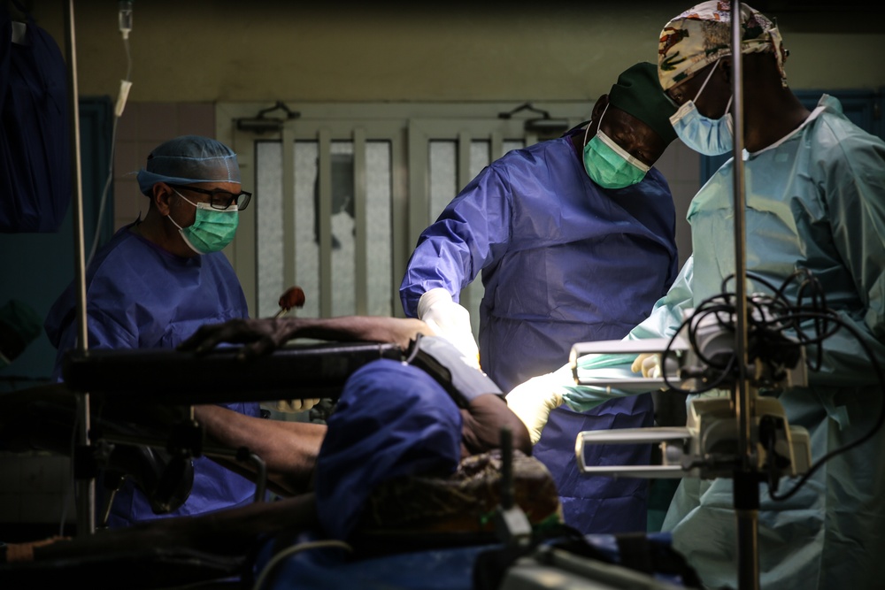 US surgeons work alongside Chadian Armed Forces during medical readiness exercise