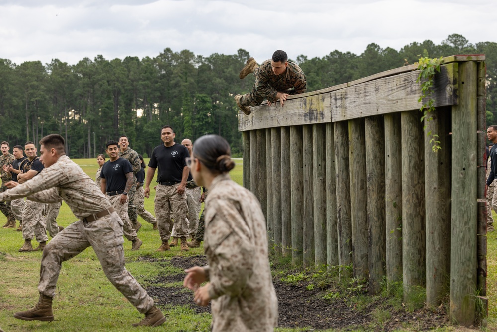 Personnel Administration School participates in an obstacle course