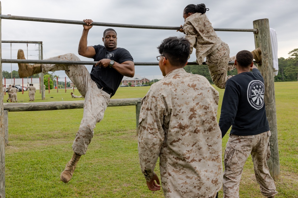 Personnel Administration School participates in an obstacle course