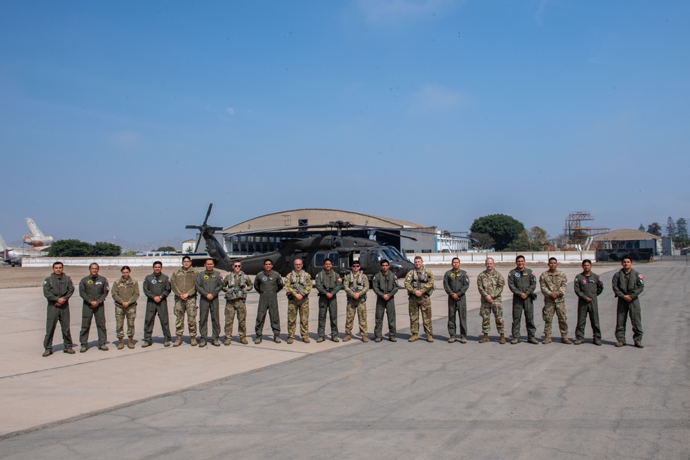 Peruvian, U.S. Forces Collaborate in Mixed Multi-Ship Extraction Training