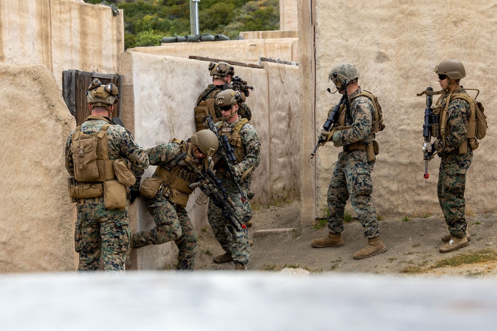 Dvids - Images - U.s. Marines, Emirati Soldiers Patrol Infantry 